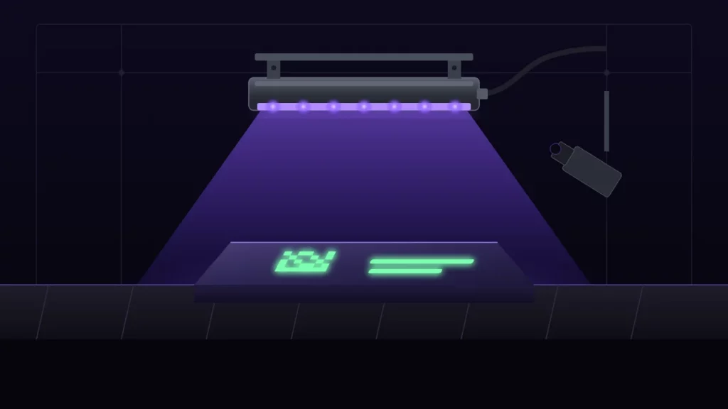 UV-LED-Balkenleuchte über einem Förderband bringt eine fluoreszierende Markierung auf einem Bauteil zum Leuchten, daneben ein Kamerasystem
