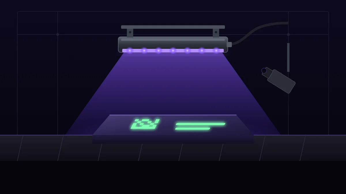 UV-LED-Balkenleuchte über einem Förderband bringt eine fluoreszierende Markierung auf einem Bauteil zum Leuchten, daneben ein Kamerasystem